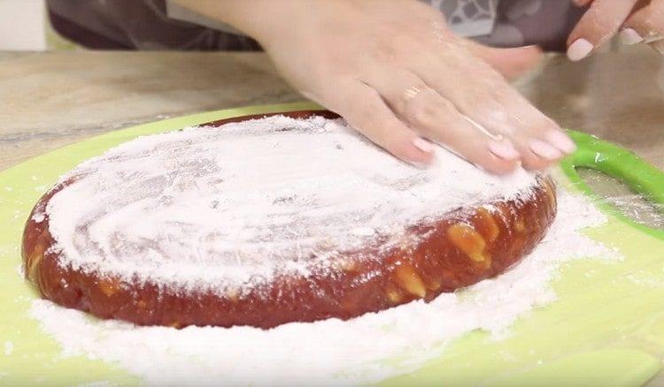 Saupoudrer le délice turc fini avec un mélange de sucre en poudre et d'amidon.