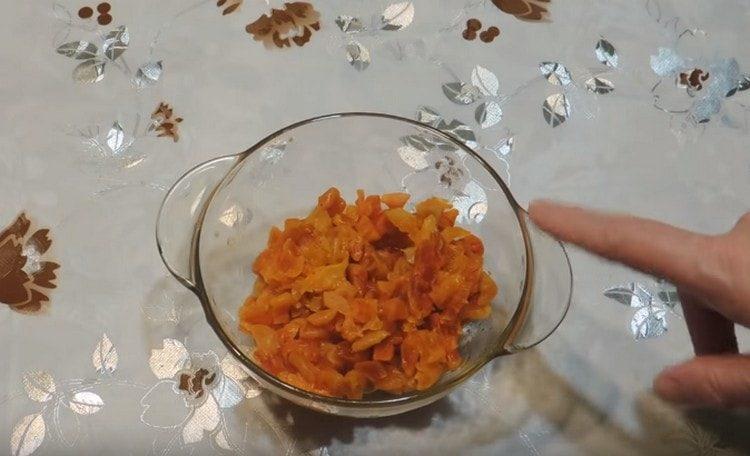 Couper les abricots secs cuits à la vapeur avec de l'eau bouillante en morceaux.