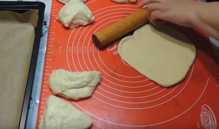 Divisez la pâte en morceaux, roulez chaque morceau.