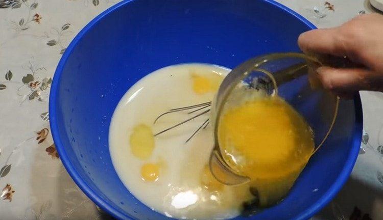 Dodajte rastopljeni maslac.