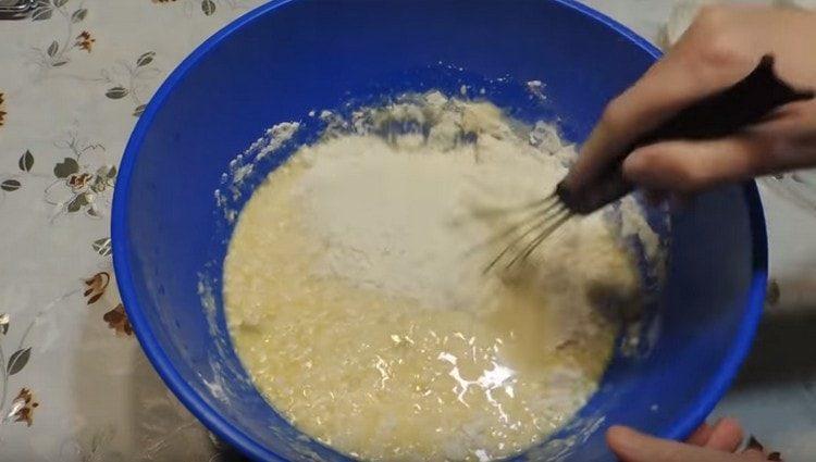 Ajoutez la farine, mélangez la pâte.