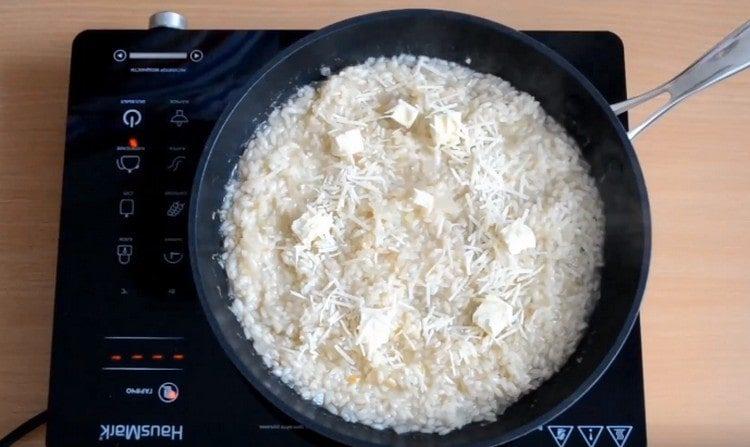 Dans un plat presque prêt, ajoutez des tranches de beurre et saupoudrez-le de parmesan râpé.