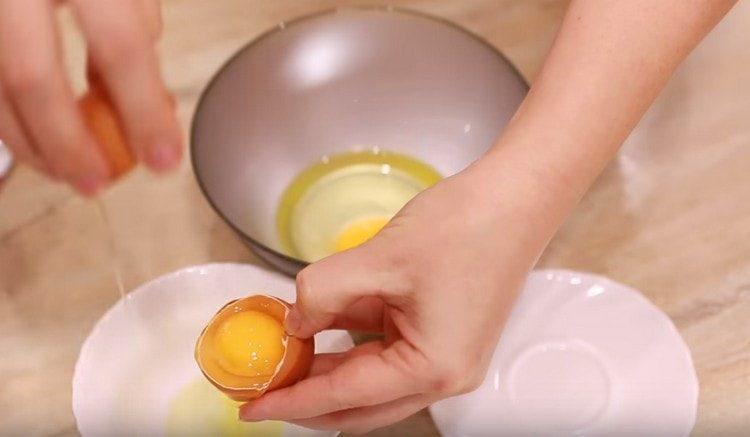 Istući jedno jaje i drugi žumanca u zdjeli.