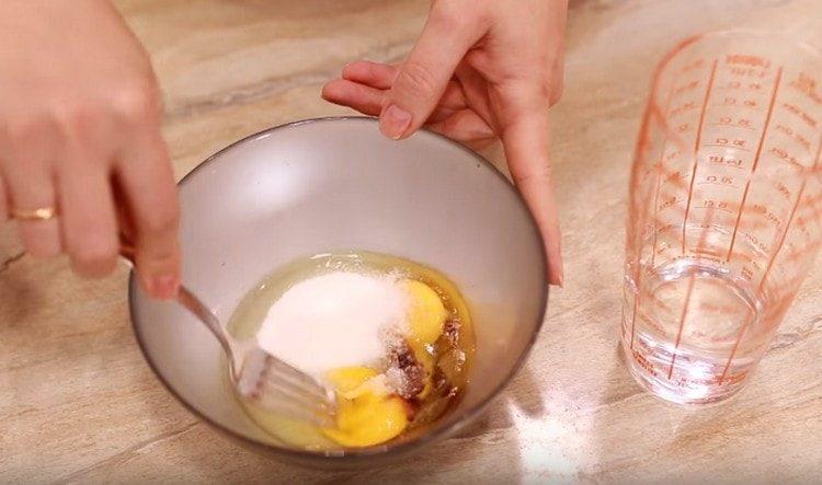 Ajouter le sucre, l'extrait de vanille et mélanger.