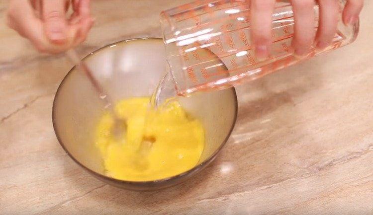 Dodajte vodu i umiješajte masu jaja.