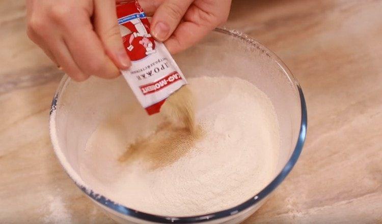 Tamiser la farine et mélanger avec de la levure.