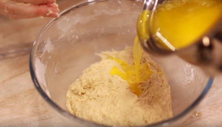 Ajouter progressivement le beurre fondu à la pâte.