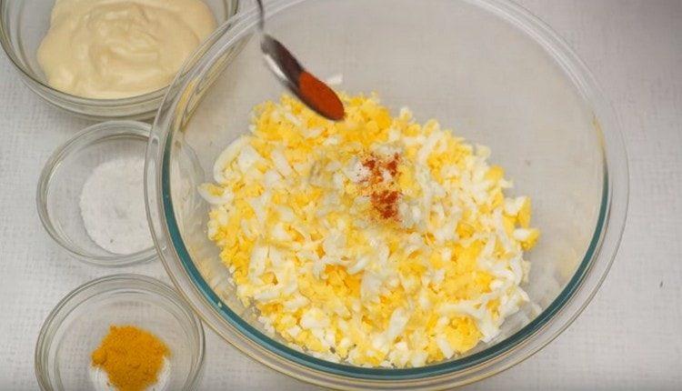 Ajoutez du paprika aux œufs.