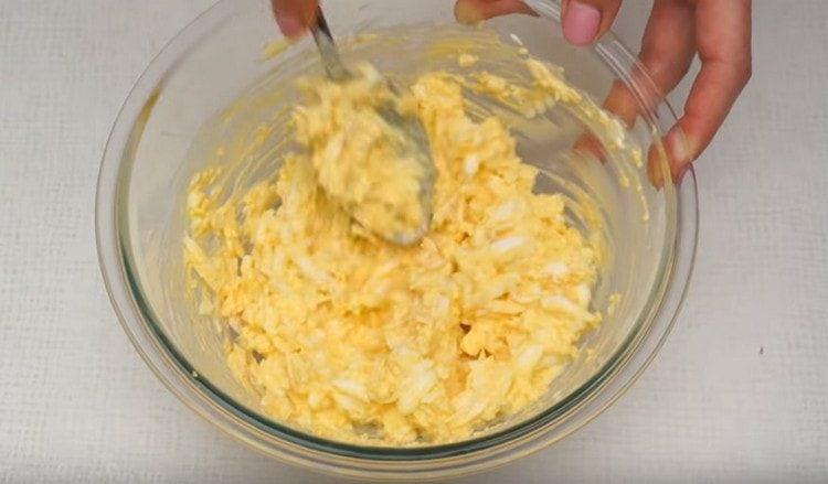 Remplissez la masse de mayonnaise.