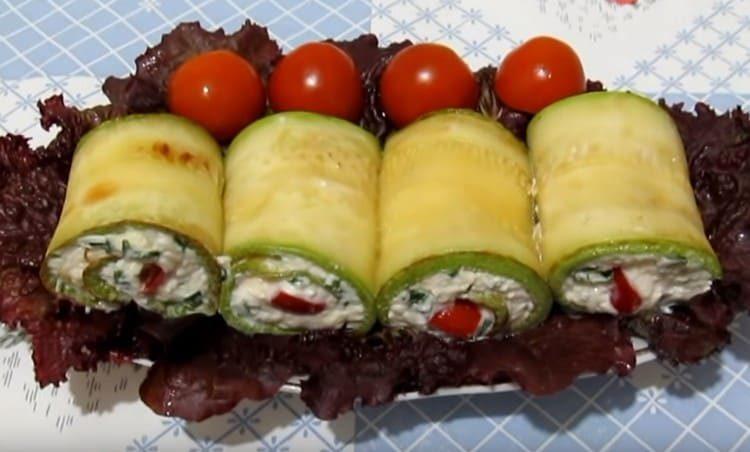 We turn the zucchini rolls, put on a plate.