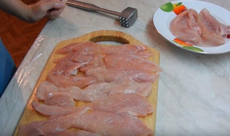 Cut the chicken into slices.