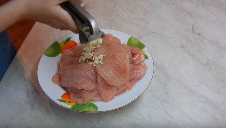 Ajouter l'ail au poulet.