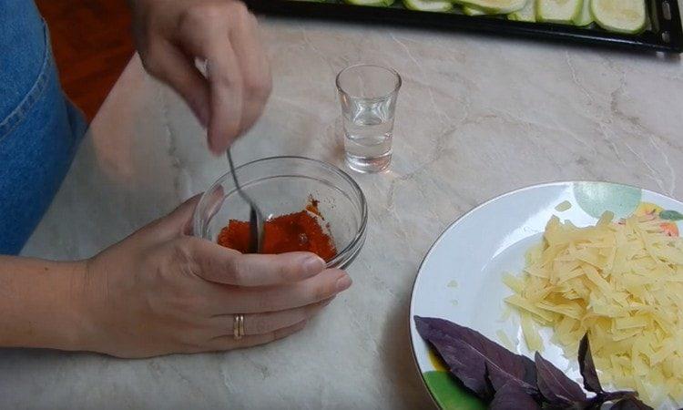 Mélanger le paprika avec de l'eau et du sel.