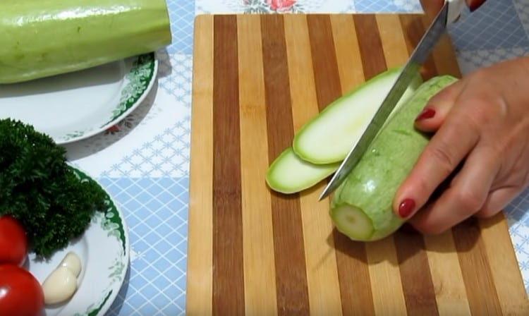 Cut the zucchini into thin slices.