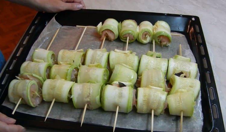 Spread the rolls on a baking sheet.