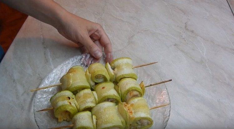 Hornee los rollos en el horno.