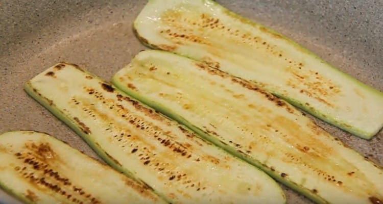 Faire frire les courgettes des deux côtés.