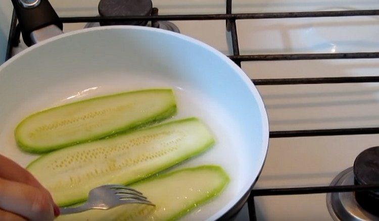 Fry zucchini in vegetable oil.