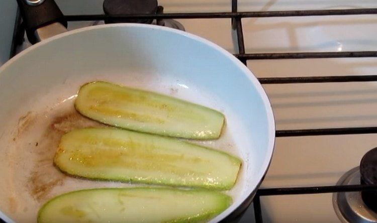 Faire frire les courgettes des deux côtés.