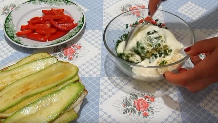 Mélanger le remplissage avec de la mayonnaise.