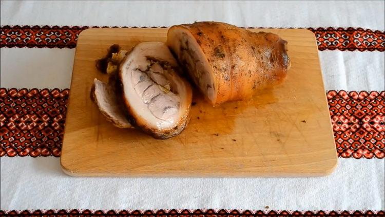 Codillo de cerdo al horno en el horno según una receta paso a paso con foto