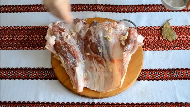 Cooking baked pork knuckle in the oven