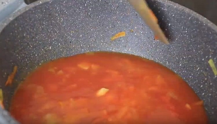 Ajouter le jus de tomate à la moitié de la masse de légumes.
