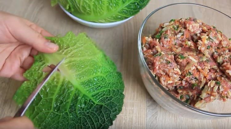 We divide the cabbage into leaves, cut off the rough base.