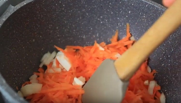 Freír la cebolla con zanahorias en aceite vegetal.