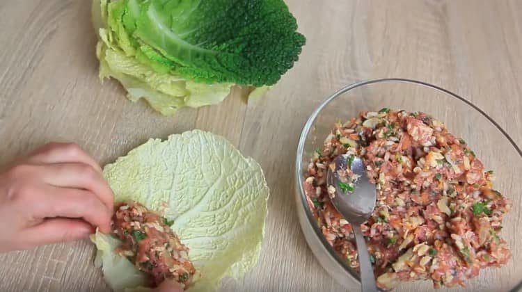 On the base of each cabbage leaf we lay out the filling.