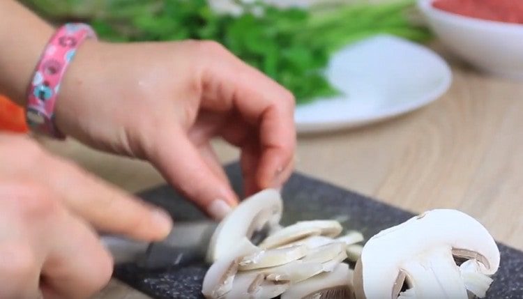 We cut champignons with slices.