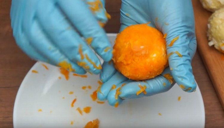 Enrolle otra porción de bolas en zanahorias.