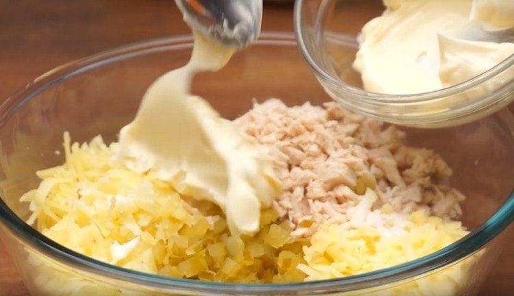 Habillez la salade avec de la mayonnaise.