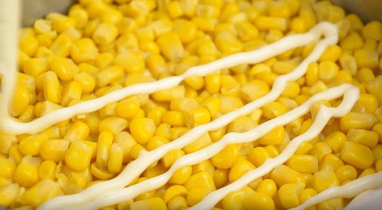 Make a layer of corn, mayonnaise.
