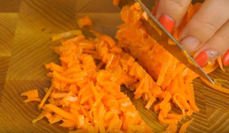Pica finamente la zanahoria coreana.