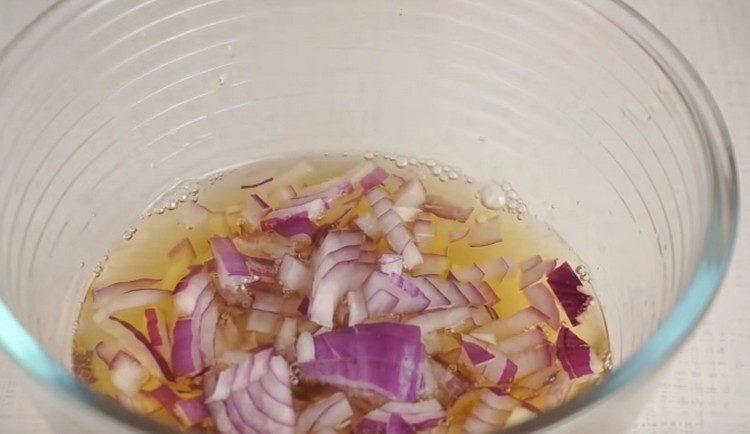 Grind the onion and spread in the marinade.