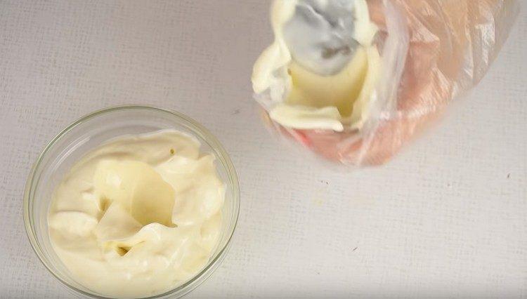 Nous répandons la mayonnaise dans un sac à pâtisserie.