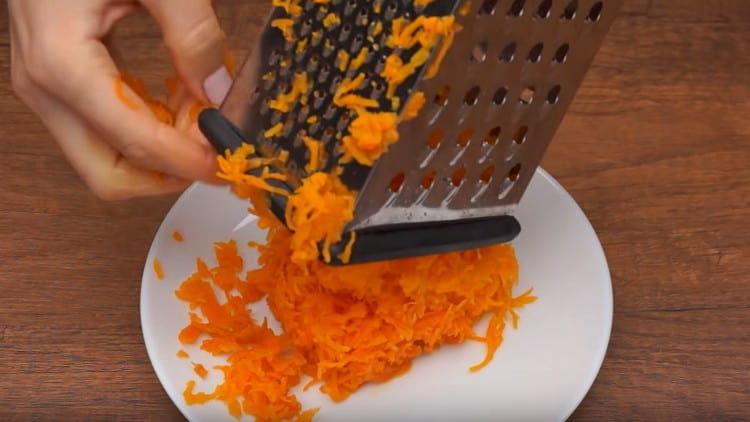 grate the carrots on a fine grater.