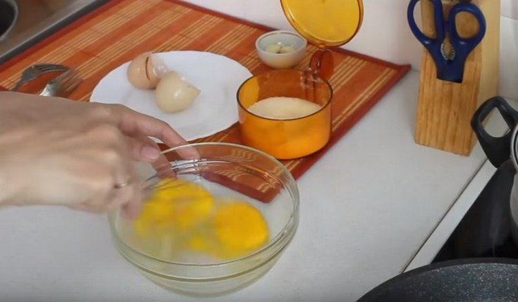 Pendant que nous trempons la salade, battez deux œufs avec du sel.