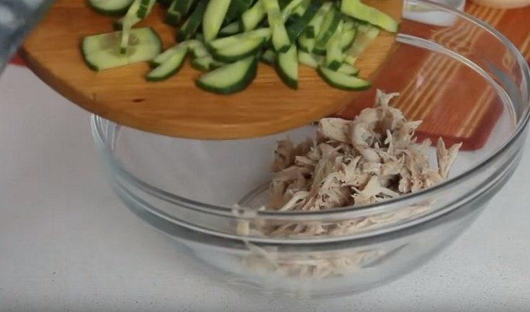 Cortar en tiras los pepinos frescos y mezclar con el pollo.