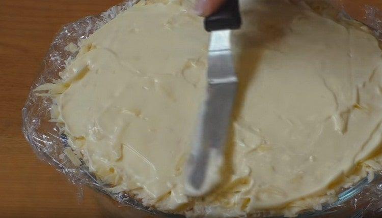 The last layer will be grated cheese and mayonnaise.