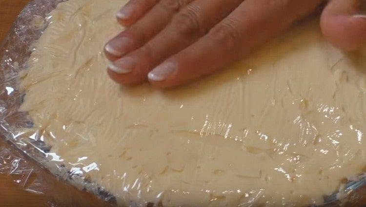 cubra la ensalada con film transparente y póngala en el refrigerador para su impregnación.