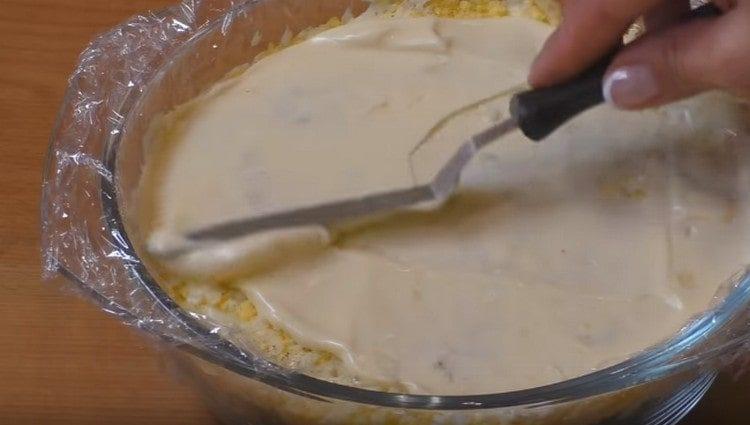 étaler ensuite les œufs râpés, faire une couche de mayonnaise