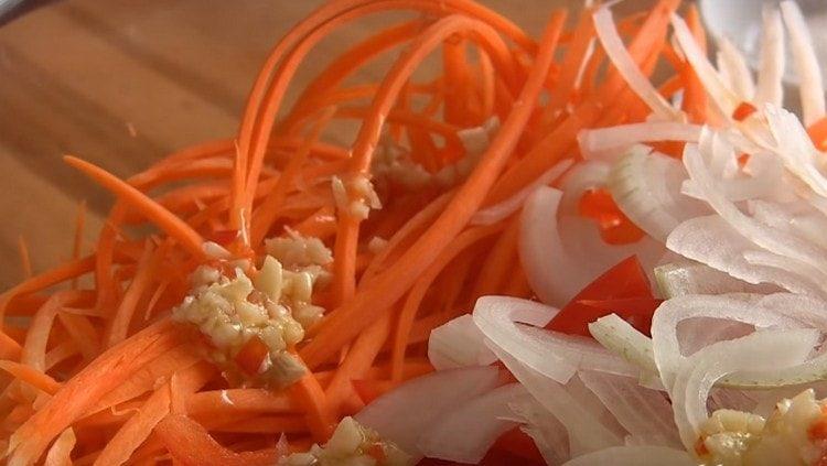 We combine in the salad bowl all chopped vegetables, season with sharp dressing.