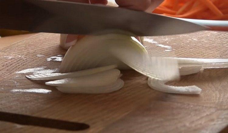 Cortar la cebolla en medio aros finos.