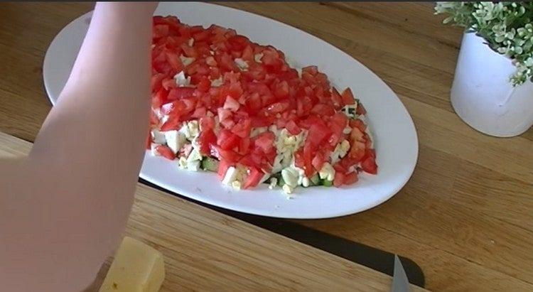 étendre une couche de tomates.