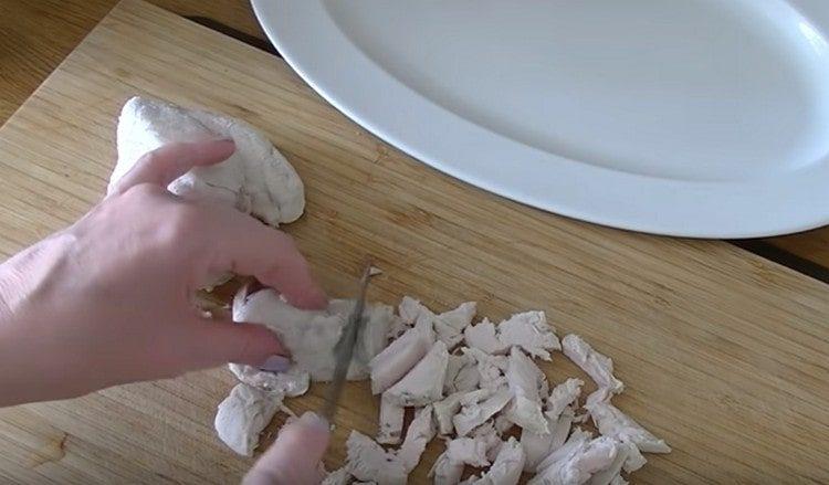 Couper le poulet en tranches.