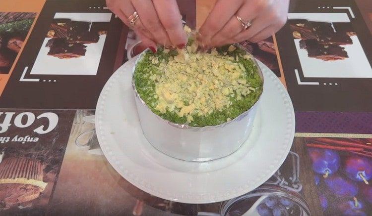 Décorer le milieu de la salade avec des jaunes d'œufs hachés.