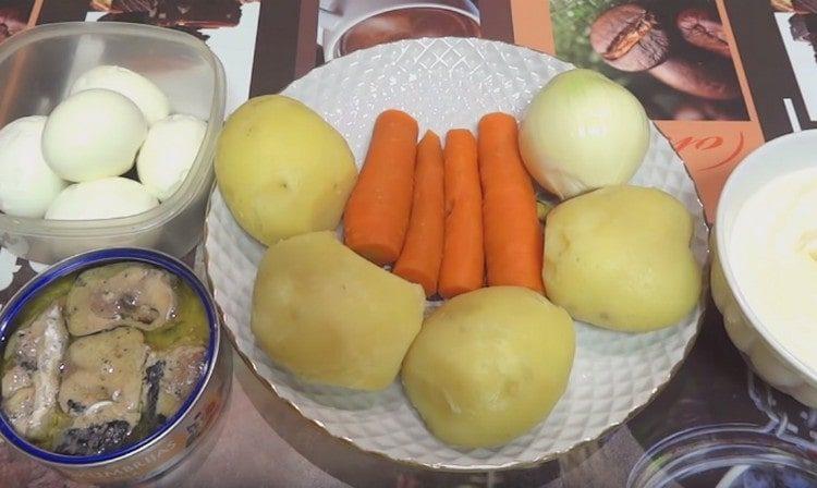 Faire bouillir les œufs, les carottes et les pommes de terre.