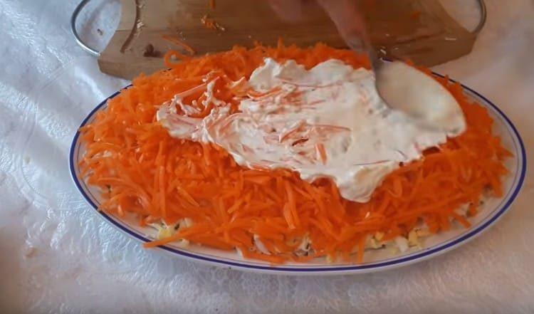 Lubrifiez la couche de carottes avec de la mayonnaise.